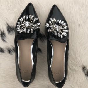 Patent loafer with crystallized brooch